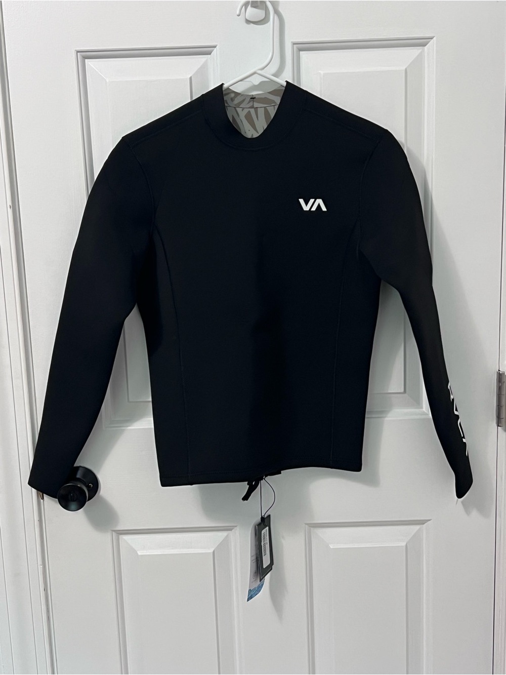 BNWT 2mm long sleeve RVCA wetsuit top with small back zip